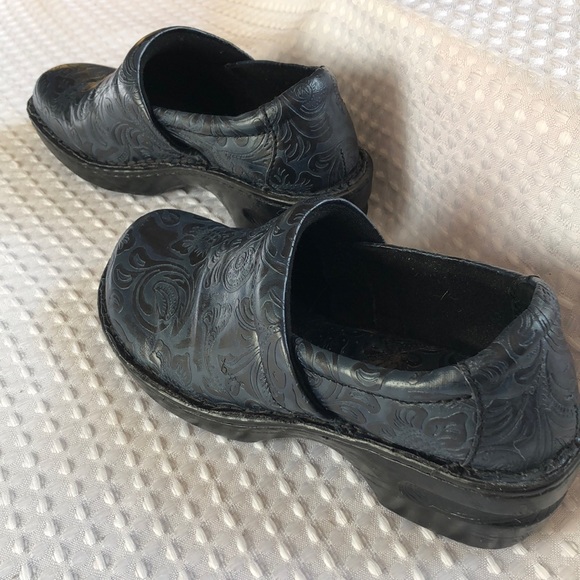 b.ø.c. Peggy Slip-On Embossed Clog - Picture 3 of 12